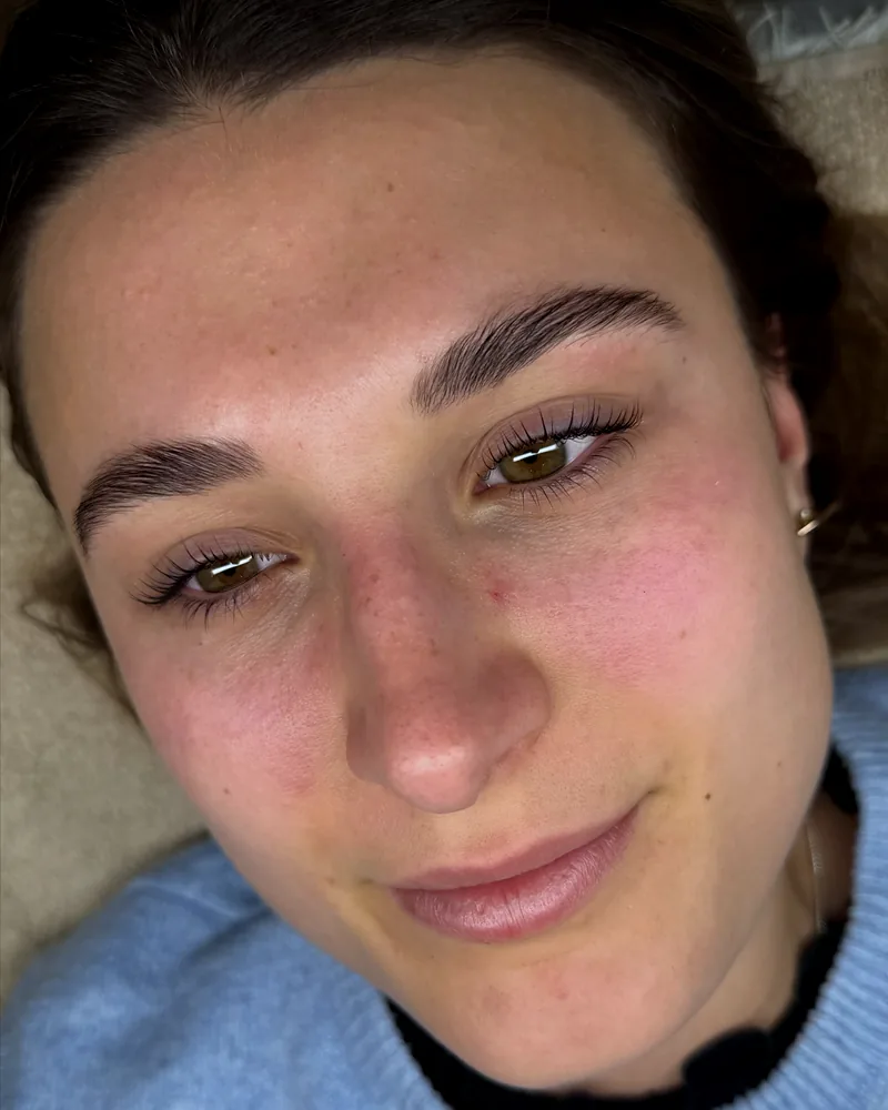 Kundin mit frisch gestalteten Brauen bei beautyconcept