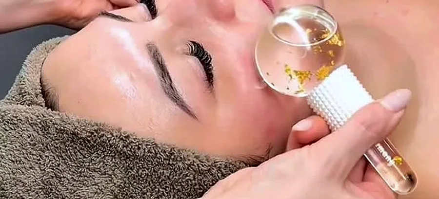 Gesichtsbehandlung mit Kältekugeln im Studio von beautyconcept